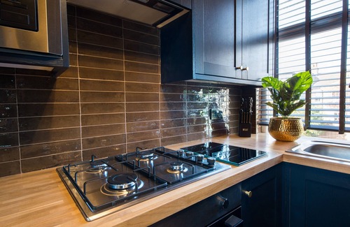 Leyton Apartment | Luxury Versace 1 Bed, Hot Tub, Pool Table, Sky Tv