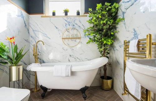 Leyton Villa | Luxury Versace Sleeps10 HotTub Pool Table SkyTV