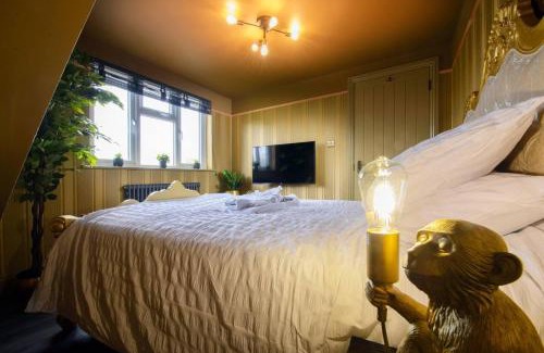 Leyton Villa | Luxury Versace Sleeps10 HotTub Pool Table SkyTV