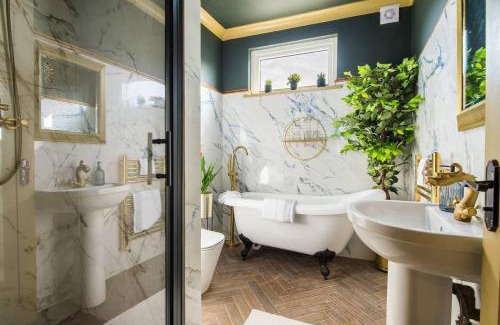 Leyton Villa | Luxury Versace Sleeps10 HotTub Pool Table SkyTV