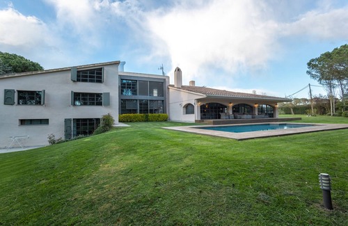 Mont Barbat Villa | Luxury Villa in Costa Brava with Private Pool, Tennis Court, and Saunan