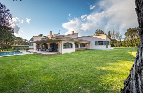 Mont Barbat Villa | Luxury Villa in Costa Brava with Private Pool, Tennis Court, and Saunan