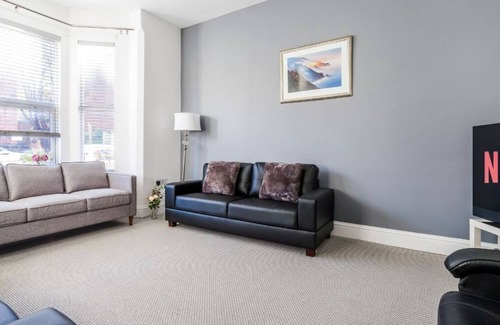 Coventry House | Luxury Victorian House Sleeps 11 Wheelchair Accessible FREE SUPERFASTER WIFI