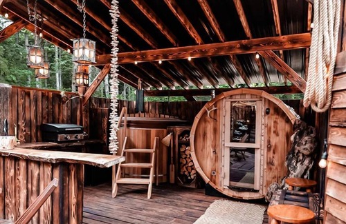 Auburn Cabin | Luxury Viking Themed Yurt! A Glamping and Spa experience 35 miles from Seattle!
