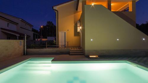 Banjole Villa | Luxury Vila compelx Aurora-Mar with 2 pools and 8 bedrooms, 200m from the beach - WiiBuk