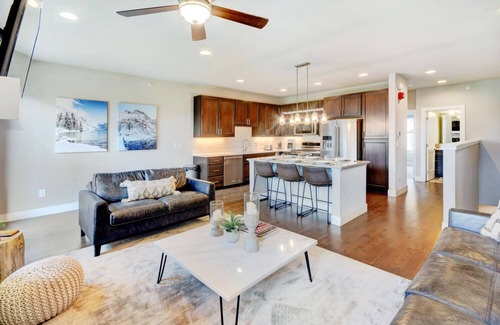 Rendezvous House | Luxury Villa 105 I Private Hot Tub I Great Views I Best Price I Discounted Attractions