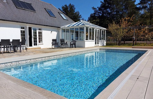 Matchams Villa | Luxury villa, amazing location, pool, jacuzzi, snooker, cinema & tennis court!