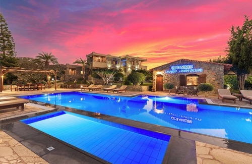 Tripitos Apartment | Luxury villa by the pool in Crete