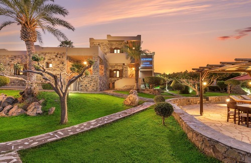 Tripitos Apartment | Luxury villa by the pool in Crete