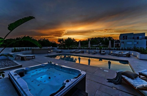 Okrug Gornji House | Luxury Villa Del Sogno with pool, jacuzzi, parking