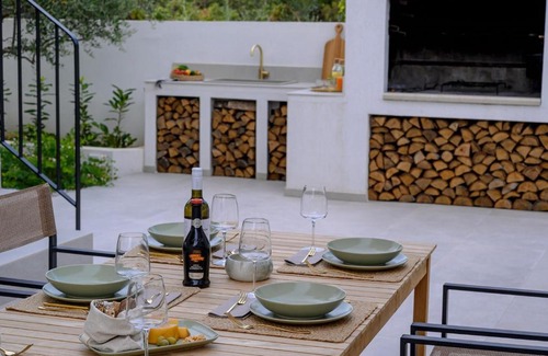 Okrug Gornji House | Luxury Villa Del Sogno with pool, jacuzzi, parking