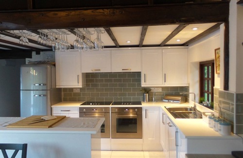 Three Legged Cross Cottage | Luxury villa for 22 people with pool, jacuzzi, large garden and private pub!