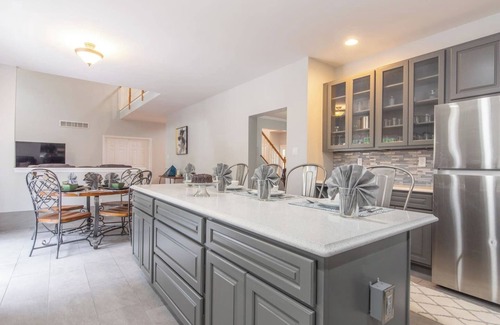 East Stroudsburg Apartment | Luxury Villa-Hot Tub-Chef’s Kitchen-King Suite-Ski