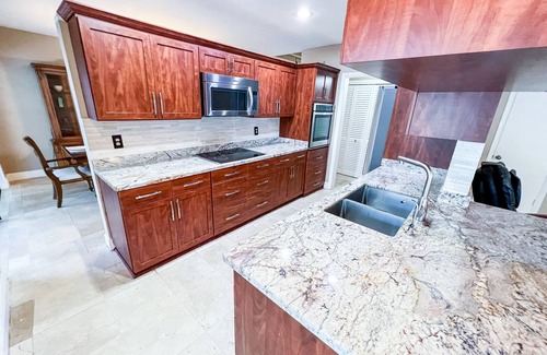 Cutler Bay House | Luxury Villa/Heated Salt Pool/Pool Table/Blackout Blinds/Sleeps 14