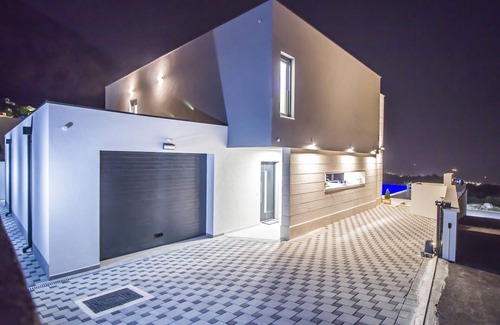Zelenka Villa | Luxury Villa High Hopes with Pool