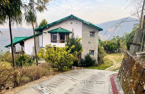 Kaul Villa | Luxury Villa in Quaint Village