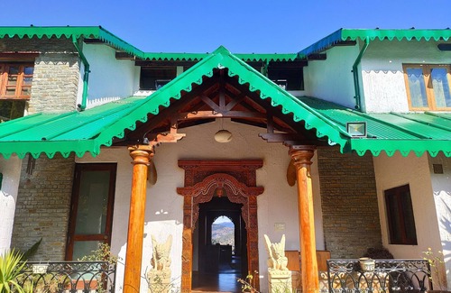 Kaul Villa | Luxury Villa in Quaint Village