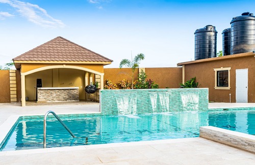 Spring Village Villa | Luxury Villa in scenic South Clarendon!
