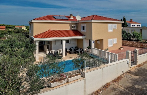 Necujam Villa | LUXURY VILLA IVAN WITH POOL, ISLAND ŠOLTA
