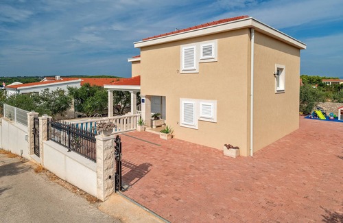 Necujam Villa | LUXURY VILLA IVAN WITH POOL, ISLAND ŠOLTA