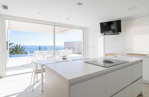 Coveta Fuma Villa | Luxury Villa Lizo with Fabulous View, Pool, Terrace & Wi-Fi