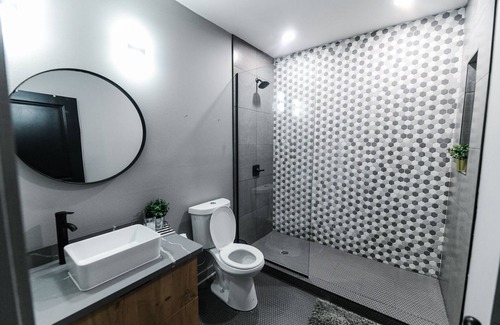 Dillard House | Luxury Villa💚, located only 7 minutes from the French Quarters! Free Parking!