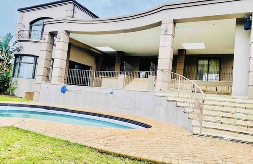 Beacon Bay Villa | Luxury Villa on Beaconhurst Drive 5 minutes to the beach