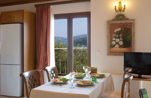 Nidri Villa | Luxury villa overlooking the sea with private pool-Villa Lily
