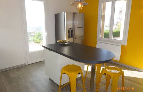 Volx Villa | Luxury Villa – Panoramic Views with Mountain View, Wi-Fi and Air Conditioning