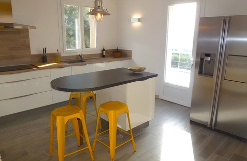 Volx Villa | Luxury Villa – Panoramic Views with Mountain View, Wi-Fi and Air Conditioning