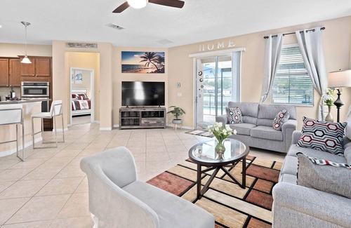 Crystal Cove House | Luxury Villa/Private Pool +Spa/15 Min to Disney! Family-friendly and relaxing!