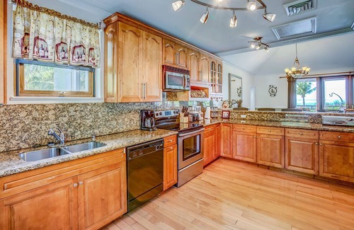 Freeport House | Luxury Villa Right on the Beach!