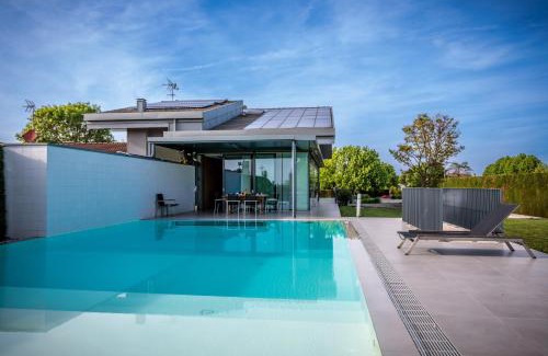 Arzergrande Villa | LUXURY VILLA RUBIN with Jacuzzi POOL GYM & SPA near Venice and Padua