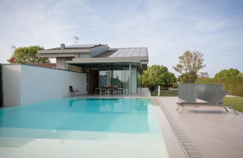 Arzergrande Villa | LUXURY VILLA RUBIN with Jacuzzi POOL GYM & SPA near Venice and Padua