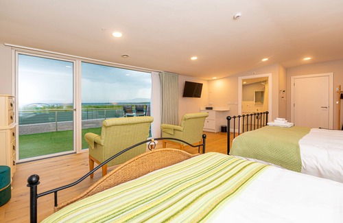 Ballinful House | Luxury Villa, Six En-suite Bedrooms, Paved Path to Sea, Personalised Service.