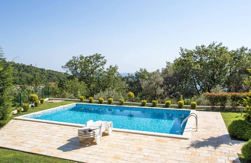 Drobnici House | Luxury villa Virginia with big yard and pool