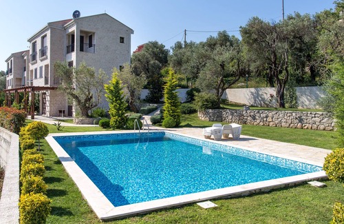 Drobnici House | Luxury villa Virginia with big yard and pool