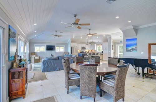 Staniel Cay Villa | Luxury Villa w/Swim Up Pool Bar Outdoor Kitchen & Dockage for the Yacht