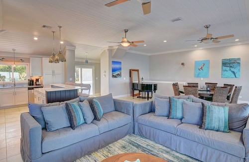 Staniel Cay Villa | Luxury Villa w/Swim Up Pool Bar Outdoor Kitchen & Dockage for the Yacht