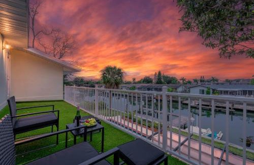Bay Crest Park House | Luxury Villa - Waterfront 5BR with kayaks