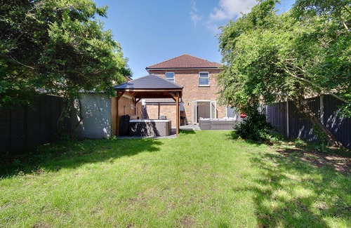 Bournemouth Villa | Luxury Villa with Hot Tub