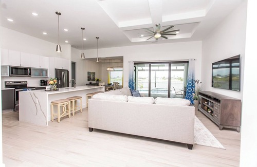 Mariner Villa | Luxury Villa with gorgeous sunrise lake view