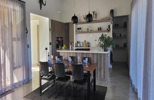 Hoedspruit House | Luxury Villa with Heated Pool