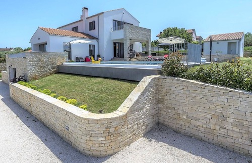 Selina Cottage | Luxury villa with infinity swimming pool, outdoor jacuzzi and garden
