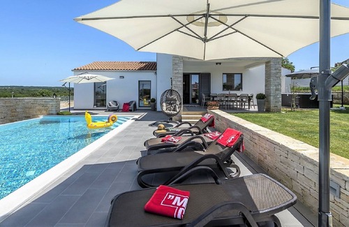 Selina Cottage | Luxury villa with infinity swimming pool, outdoor jacuzzi and garden