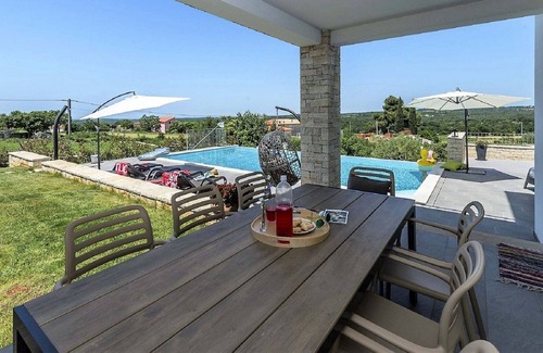 Selina Cottage | Luxury villa with infinity swimming pool, outdoor jacuzzi and garden