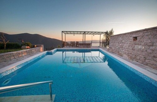 Tomicici Villa | Luxury villa with stunning views. 3 Bedrooms▪6 Sleeps ▪2 Bathrooms ▪Private pool
