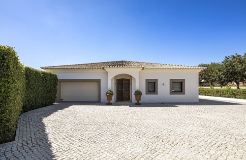 Boliqueime Villa | Luxury Villa with Private Pool, Cinema & Games Room. Near to Beaches & Golf.
