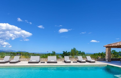 Le Rouret Villa | Luxury villa with stunning sea views in quiet location