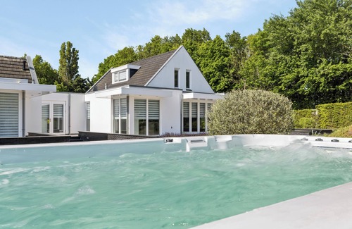 Ouddorp Villa | Luxury villa with XXL JACUZZI for max. 16 persons.